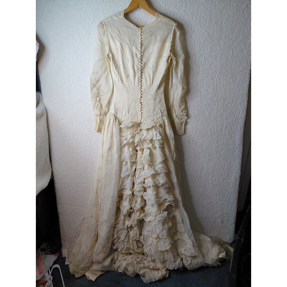Vintage Cream Organza Embroidered Wedding Dress Ruffle Train Long Sleeve Gown